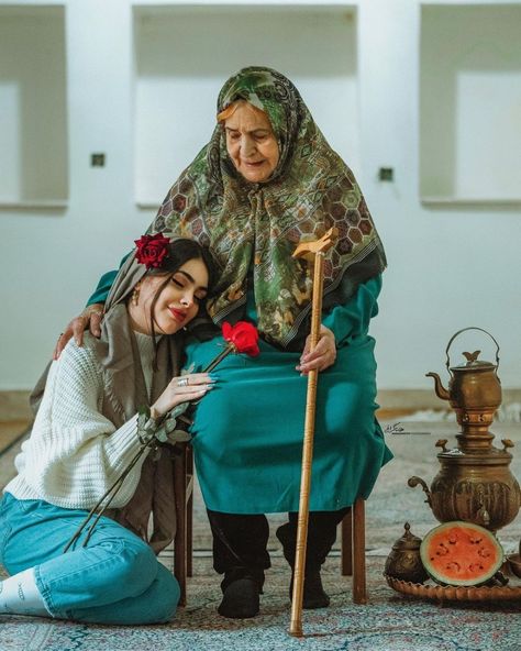 Mother's Pic, Mother Daughter Poses, Mother Daughter Photoshoot, Portrait Photography Tips, Cute Images For Dp, Iranian Women Fashion, Blue Aesthetic Pastel, Hijabi Aesthetic, Cute Tumblr Pictures