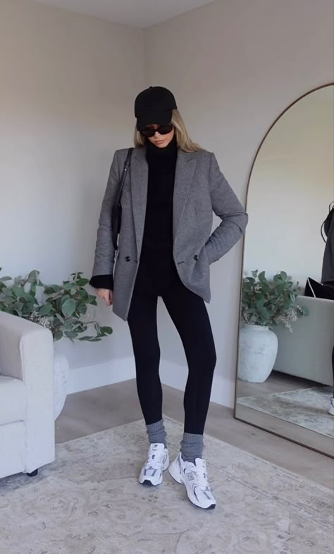 Smart Airport Outfit, Smart Casual Restaurant Outfit, Smart Casual Airport Outfit, Airport Leggings Outfit, Airport Outfit Leggings, Casual Friday Work Outfits Winter, Sports Mom Outfit, Leggins Outfit, Outfits Leggins