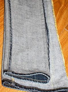 Turning flared jeans into skinny jeans. How To Make Jeans, Altering Jeans, Big Jeans, Sewing Jeans, Sewing Alterations, Altering Clothes, Jeans Diy, Old Jeans, Diy Clothing