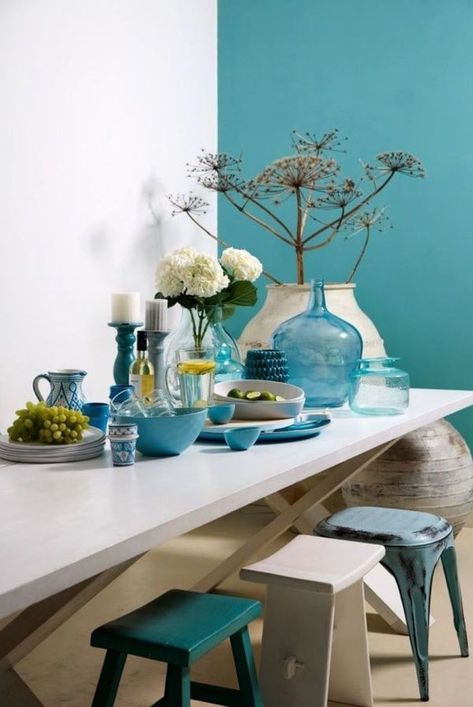 Bleu turquoise : association de couleurs, idées pour une déco réussie Colour Architecture, House Of Turquoise, Blue Interior, Paint Colors For Home, 50 Shades, Home Fashion, Interior Design Inspiration, The Table, Colorful Interiors