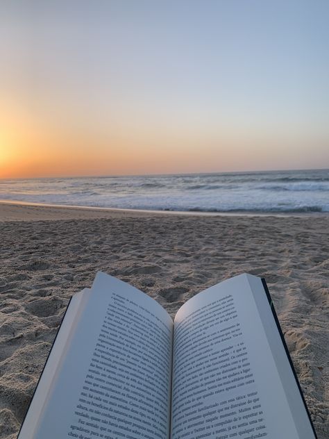 Books And Sea, Book On A Beach, Beach Book Aesthetic, Books At The Beach, Books And Beach, Books On The Beach, Book Beach, Cute Products, Beach Book