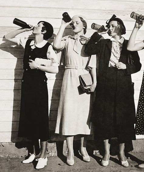 Vintage Celebration Photos, Vintage Drinking Photos, Vintage Friends Pictures, Vintage Photos Of Women, Vintage Party Pictures, Vintage Bar Photos, Vintage Group Photos, 1920 Photography, Vintage Funny Photos