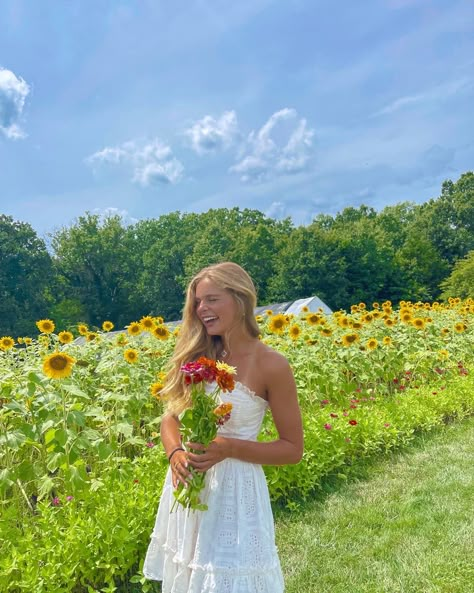 Teen girls picking flowers lavender field sunflowers dresses cute outfit aesthetic summer Missouri Midwest pic ideas July blonde pretty pose ideas Cute Senior Pictures, Flower Picking, Senior Photoshoot Poses, Senior Photography Poses, Senior Photo Poses, Senior Photo Outfits, Spring Photoshoot, Flower Photoshoot, Flower Picks