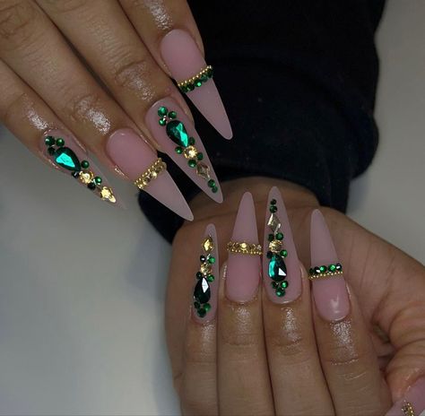 #stilettonails #longnails #nails Rhinestone Green Nails, Stilettos Nails Designs, Nails Strass Design, Green Nails With Gems, Almond Nails With Rhinestones, Emerald Green Nail Designs, Baddie Bling Nails, Strass Nails, Gold Stiletto Nails