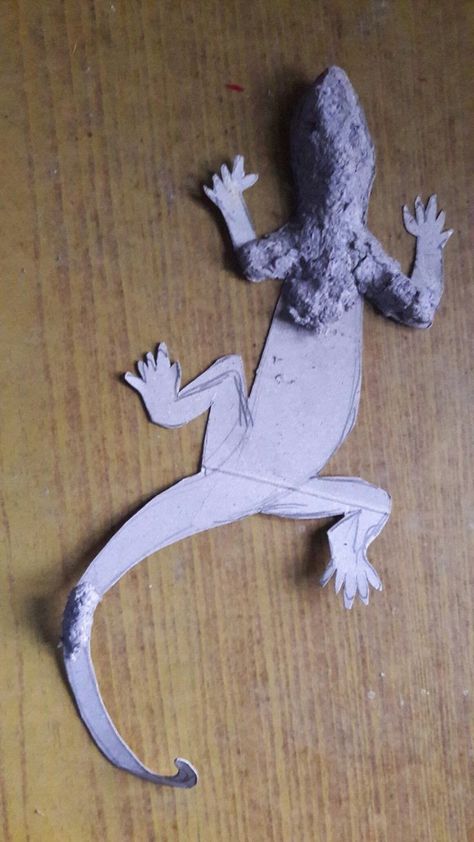 Lizard Wall Art, Papier Mache Projects, Animal Taxidermy Art, Papmache Ideas, Paper Mache Projects Ideas, Paper Mache Sculpture Ideas, Easy Sculpture Ideas, Cardboard Wall Art, Lizard Sculpture