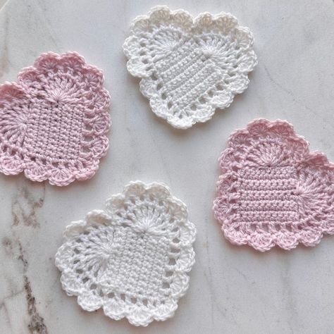 Crochet Coquette, Coaster Patterns, Heart Coaster, Crochet Hearts, Confection Au Crochet, Crochet Coaster Pattern, Amazing Crochet, Crochet Decoration, Crochet Home Decor