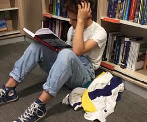 boy, book, and tumblr Bild Look Grunge, Soft Boy, Foto Poses, Tumblr Boys, Reading A Book, Men Street, Mens Street Style, The Floor, Look Cool