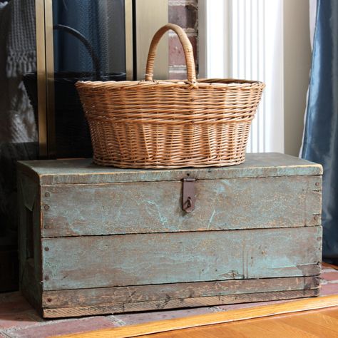 Vintage Picnic Basket Decor Ideas, Cabin Coffee, Vintage Crates, Plant Diy, Bee Theme Party, Arizona Landscape, Vintage Thermos, Basket And Crate, Vintage Bee