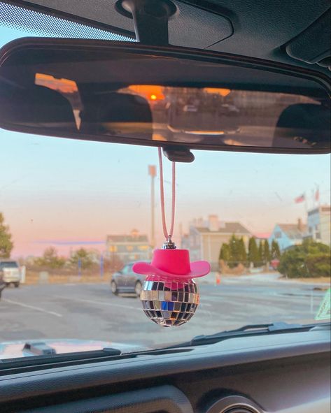 Car Assesories Jeep, Cute Inside Car Decorations, Teen Girl Car Accessories, Review Mirror Car Decorations, Decorated Car, Disco Cowboy, Preppy Car, Car Mirror Decorations, New Car Accessories