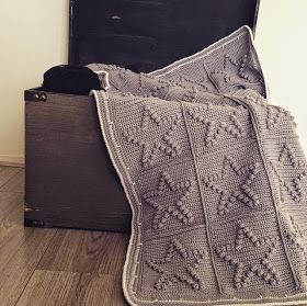 Een gratis haakpatroon van een deken met sterren. Gehaakt in de bobble stitch. Wil jij ook een sterren deken haken? Lees snel verder! Bobble Crochet, Crocheted Blankets, Star Blanket, Crochet Stars, Crochet Quilt, Haken Baby, Manta Crochet, Crochet Afghans, Stitch Crochet