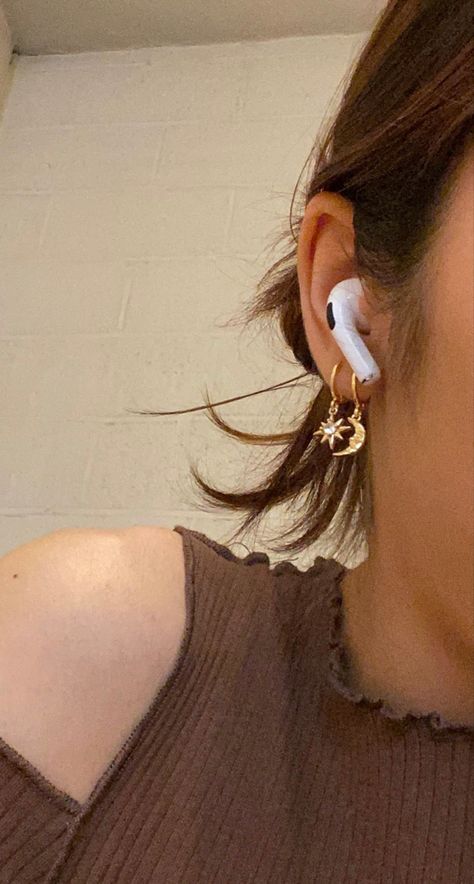 Airpods Pro Aesthetic In Ear, Airpods Photography Ideas, Airpods Outfit Women, Airpods In Ear Aesthetic, Wearing Airpods Aesthetic, Airpods 4 Aesthetic, Airpods On Ear, Ear Pods Aesthetic, Airpods Outfit