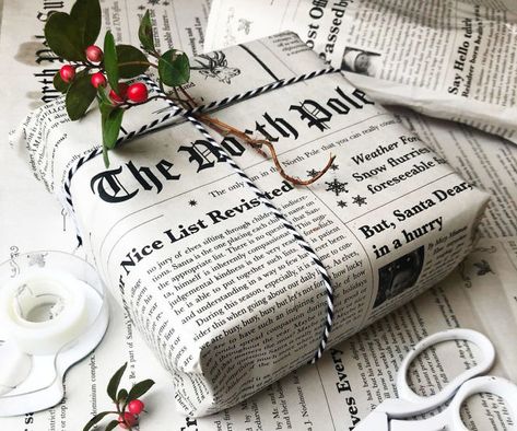 News Paper Christmas Wrapping, Christmas Wrapping Newspaper, Unique Christmas Wrapping Paper, Newspaper Christmas Wrapping, Cool Wrapping Paper, Newspaper Wrapping Paper, Sustainable Gift Wrapping, Christmas Wrapping Theme, White Wrapping Paper Christmas