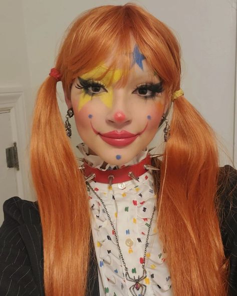 Clown Makeup Inspo Easy, Clown Eyeliner Simple, Cute Colorful Clown Makeup, Cute Jester Makeup, Clown Makeup Happy, Girly Clown Makeup, Yellow Clown Makeup, Clown Cute Makeup, Clown Makeup Inspo Colorful