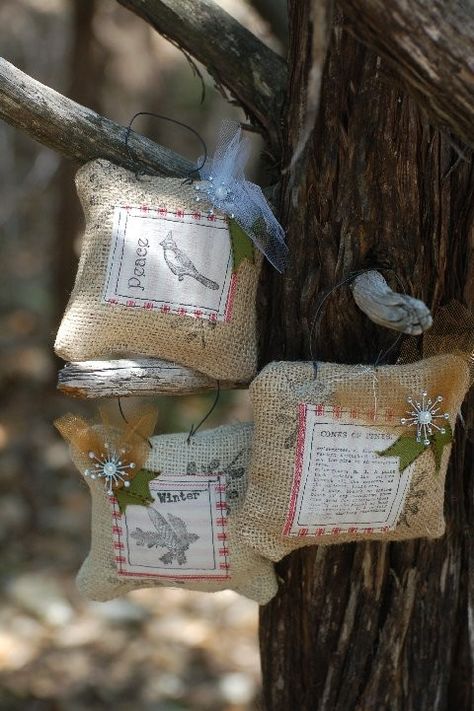 Burlap Balsam Sachet Tutorial - Christmas but use a different stamp and could be adapted for any time of the year Paper Sachets Diy, Christmas Sachets Diy, Chrismast Gifts, Christmas Sachets, Potpourri Bag, Sew Christmas, Diy Scent, Burlap Projects, Holiday Sewing