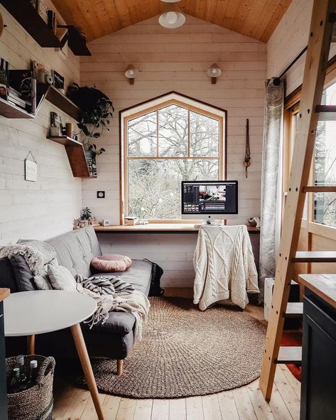 Tiny House Living Room, Tiny House Loft, Tiny House Inspiration, Casa Container, Modern Tiny House, Tiny House Decor, Tiny House Movement, Tiny House Interior, Tiny House Cabin