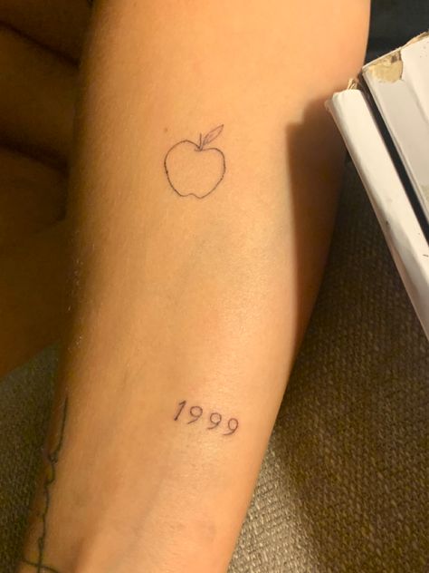 Mini Apple Tattoo, Peach Tattoo Fine Line, Minimalist Apple Tattoo, Apple Slice Tattoo, Simple Apple Tattoo, Tiny Fruit Tattoo, Persimmon Tattoo, Dainty Apple Tattoo, Apple Tattoo Ideas