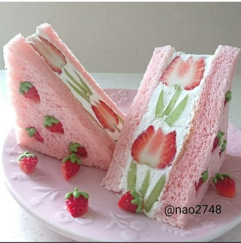 Strawberry Sandwiches, Strawberry Sandwich, Pretty Sweets, Cafe Idea, Tea Sandwiches Recipes, Japanese Food Bento, Light Food, 귀여운 음식 그림, Kawaii Dessert