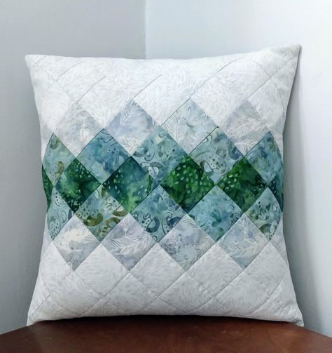 Pillowcase Quilt Pattern, Quilting Pillows Pattern, Pillow Designs Ideas, Modern Quilted Pillow Patterns, Quilt Block Pillow Cover, Quilted Pillow Cover Pattern, Throw Pillow Quilt Pattern, Quilted Pillow Covers Easy Diy, Modern Quilt Pillow Patterns