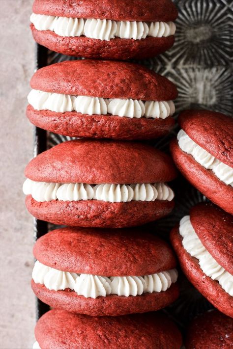 Soft and fluffy red velvet whoopie pies, made with red velvet cake cookies and cream cheese buttercream filling. Cake Whoopie Pies, Red Velvet Cake Cookies, Chocolate Chip Sandwich Cookies, Chip Sandwich, Red Velvet Whoopie Pies, Candy Caramel, High Altitude Baking, Bars Chocolate, Cream Cheese Buttercream