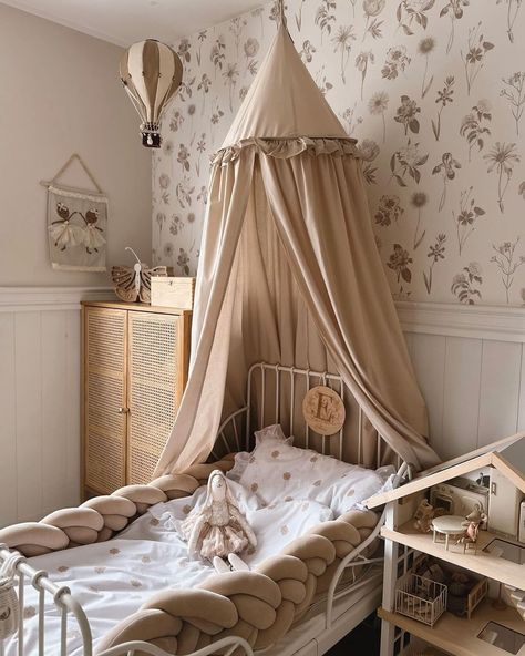 Klaudia Makowska-Kuźma (@makovska_) • Instagram photos and videos Beige Aesthetic Vintage, Vintage Toddler Rooms, Woodland Theme Bedroom, Kids Bedroom Makeover, Vintage Girls Rooms, Aesthetic Vintage Retro, Vintage Girl Nursery, Neutral Kids Room, Vintage Kids Room