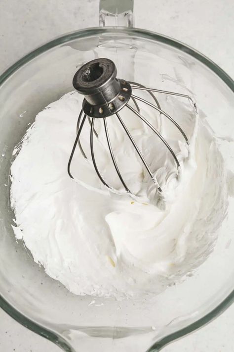 How to make a French meringue with this quick and easy recipe with only 2 ingredients, egg whites and caster sugar for a fluffy meringue with a firm texture. Perfect as a frosting, filling or small baked meringue cookies. Making Meringue, Fluffy Meringue, Easy Meringues, How To Make Meringue, Egg White Recipes, Meringue Cookie Recipe, Baked Meringue, French Meringue, Powdered Food Coloring