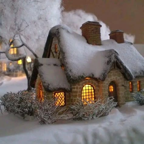 Mini House Christmas Decor, Mini Christmas Town, Christmas House Miniature, Diy Mini Christmas Village, Miniature Village Diy, Christmas Village Ideas Diy, Diy Village Houses, Christmas Village Houses Diy, Diy Christmas Houses Village