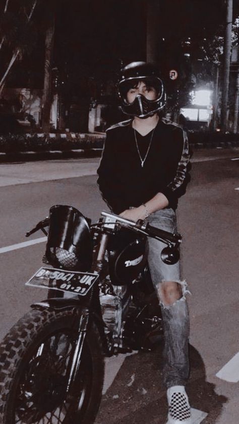 Biker Photography, Motor Mobil, Pap Random, Biker Boys, Cool Boy Image, Friends Moments, Boy Celebrities, Aesthetic Boys, Motor Sport