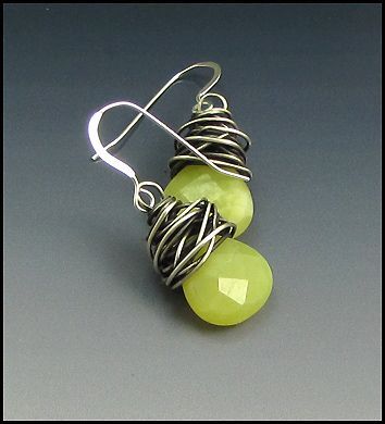 Laura Bracken Designs Blog: How to Wire-Wrap Briolette Gemstones a Photo Tutorial Jewelry 101, Diy Jewelry Tutorials, Diy Bijoux, Bijoux Fil Aluminium, Wire Jewelry Tutorial, Image Description, Diy Wire Jewelry, Jewelry Techniques, Homemade Jewelry