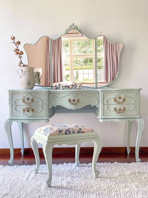 French Vanity Decor, Bright Color Furniture, Green Vanity Bedroom, Chalk Paint Desk Ideas, Vintage Vanity Aesthetic, Vanity Aesthetic, Room Ideas For Men, Vanity Table Vintage, Cozy Room Ideas