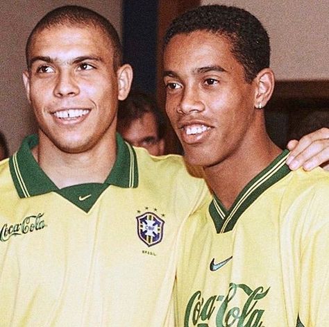 Total 90 publicou no Instagram • Veja 342 fotos e vídeos em seu perfil. Ronaldo Ronaldinho, Ronaldo 9, Brazil Team, Brazil Football Team, Eric Cantona, Barcelona Team, Volleyball Outfits, Football Photos, Soccer Stars