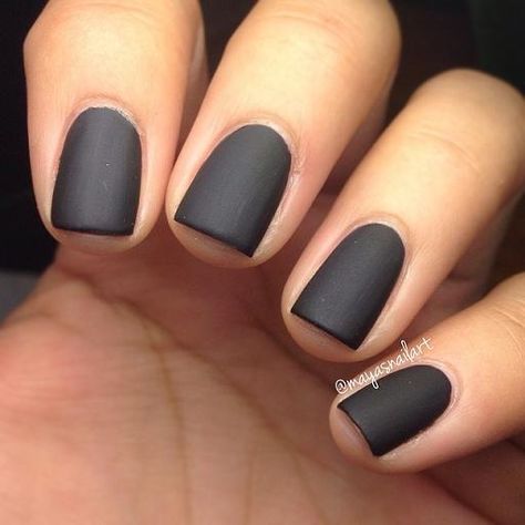 matte black manicure Loving the idea of a matte nail polish and a matte lip. If only I could get mine this neat. #basicnailgoals Black Matte Nails Short Oval, Matte Gel Nails Short, Matte Short Nails, Nails Black Matte, Nail Palette, Mani Nails, Cotton Candy Nails, Black Manicure, Easy Designs