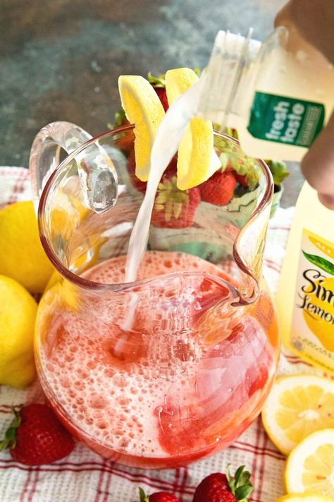 Raspberry Lemonade Punch, Strawberry Lemonade Punch, Sparkling Strawberry Lemonade, Easy Strawberry Lemonade, Strawberry Lemonade Recipe, Simply Lemonade, Lemonade Punch, Sparkling Lemonade, Lemonade Drinks