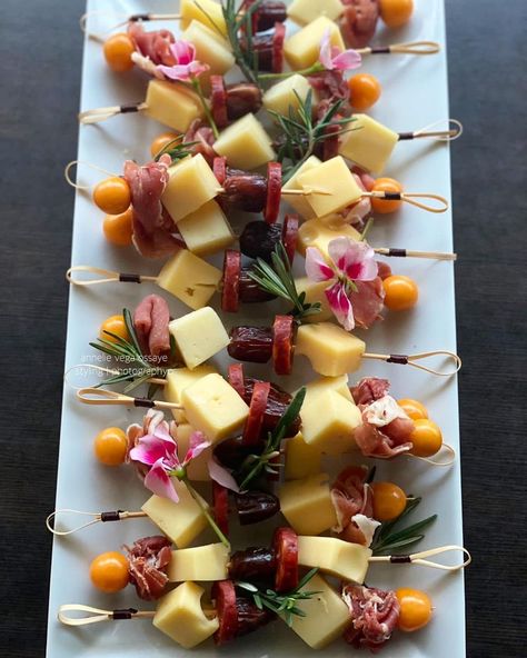 Pinchitos Charcuterie mmmm! #cheese #skewers #charcuterie #appetizers #fingerfood #picadera | Instagram Luau Appetizers Appetizer Ideas, Luau Appetizers, Cheese Skewers, Luau Party Food, Food Skewers, Charcuterie Appetizers, Skewer Appetizers, Charcuterie Inspiration, Anniversary Dinner