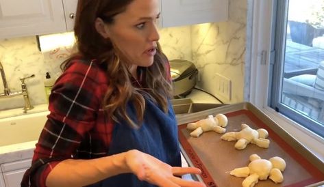 Jennifer Garner's "Pretend Cooking Show" Is A Must-Watch - InspireMore Kinds Of Desserts, Barefoot Contessa, New Obsession, Cooking Show, Jennifer Garner, Daily Meals, What To Cook, Make Me Smile, Favorite Recipes