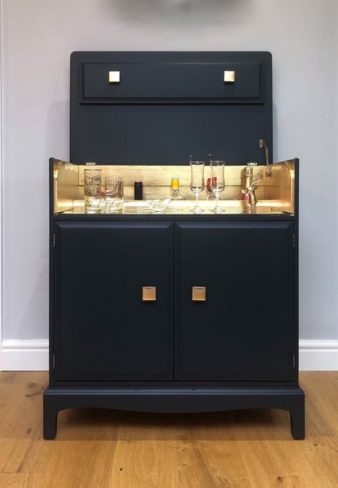 Midcentury Drinks Cabinet, Drinks Cabinet Ideas, Deck Cabinet, Antique Cocktail Cabinet, Cocktail Room, Stag Furniture, Table Redo, Gold Drinks, Upcycled Furniture Diy