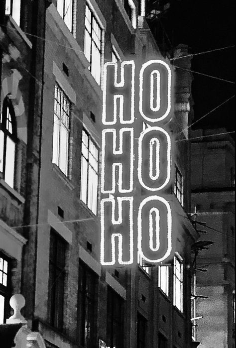 Dark Holiday Aesthetic, Black And White Aesthetic Christmas, Christmas Black And White Aesthetic, Christmas Aesthetic Black And White, Black And White Christmas Photos, Christmas Wallpaper Black And White, Black And White Christmas Pictures, Black And White Christmas Wallpaper, Black And White Christmas Aesthetic