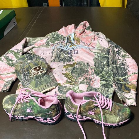 Women’s Pink Camo Combo Cabelas Sweatshirt M. Mossy Oak Cap Realtree Girl Camo Sneakers 7 1/2. All 3 Items Together Camo Aesthetic, Girl Camo, Camo Sneakers, Camo Backpack, Camouflage Outfits, Camo And Pink, Camo Outfits, Army Camo, Pastel Outfit