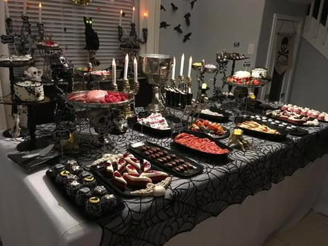 Spooky Halloween Table Decorations, Table Decoration For Halloween Party, Emo Food Puns, Halloween Catering Display, Goth Halloween Party Decor, Gothic Theme Birthday Party, Gothic Party Food Ideas, Grown Up Halloween Party Decorations, Halloween Party Food Table Display