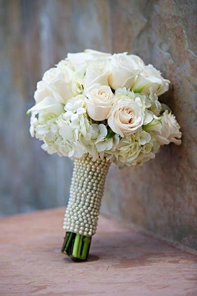 Flowers And Pearls, Wedding Bouquets Bride, White Wedding Flowers, Diy Wedding Flowers, Pearl Wedding, Bride Bouquets, Beautiful Bouquet, Wedding Flower, Hippie Style