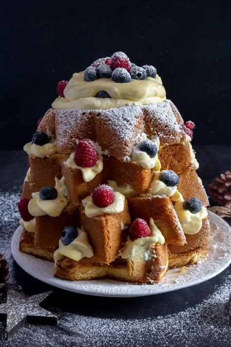 Panettone Dessert Ideas, Pandoro Recipe, Pandoro Cake, Italian Pastry Cream, Italian Treats, Italian Christmas Desserts, Winter Baking Recipes, Italian Christmas Cake, The Best Christmas Cookies