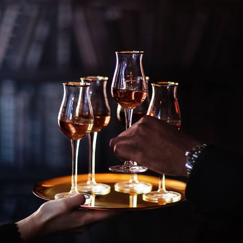 D'USSÉ on Instagram: “A round for the winners.  #MusicAwards #DUSSE #Cognac” Cognac Aesthetic, Dusse Cognac, Siena, Music Awards, Cognac, Red Wine, Instagram A, Gentleman, Alcoholic Drinks