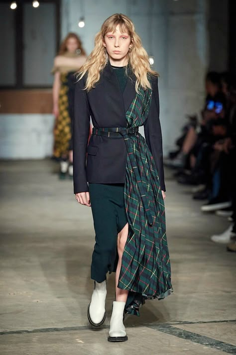 Best NYFW Runway Looks I Fall 2020 I Dreaminlace.com Milan Fashion Week Runway, Runway Fashion Couture, Chanel Cruise, Paris Mode, Atelier Versace, Milan Fashion Weeks, Armani Prive, Mode Inspo, Vogue Fashion