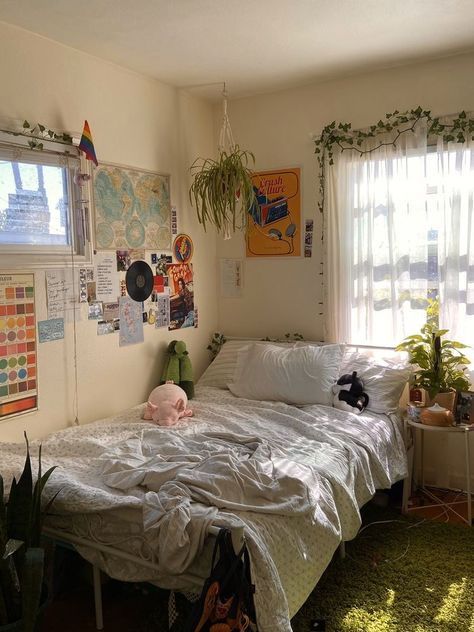 Lots Of Plants, Bedroom Ideas Aesthetic, Dekorasi Kamar Tidur, Indie Room Decor, Grunge Room, Indie Room, Redecorate Bedroom, Dreamy Room, Small Room