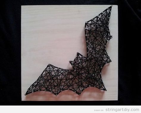 What are you most afraid of? Bats, aspiders or a black cat crossing yout path in the night? Well, I’m an animal lover, so I think that bats and black cats are super cute. Big and dangerous sp… Halloween String Art, Yarn Art Diy, Yarn Decor, String Art Templates, Diy String Art, String Art Ideas, Nail String, Home Kits, Nail String Art