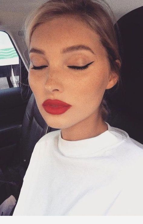 Make Up Inspiration, Beauty Make-up, Makeup Hacks, Winged Liner, Elsa Hosk, Amazing Hair, Natural Beauty Tips, Makeup Goals, Red Lipstick