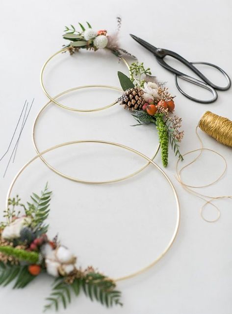 We're going modern with our holiday decorations this year! With a few simple supplies, we were able to make this gorgeous modern wreath! Modern Christmas Wreath, Hoop Wreaths, Diy Christmas Garland, Holiday Wreaths Diy, Modern Wreath, Flowers And Greenery, Decor Eclectic, Wreaths And Garlands, Navidad Diy