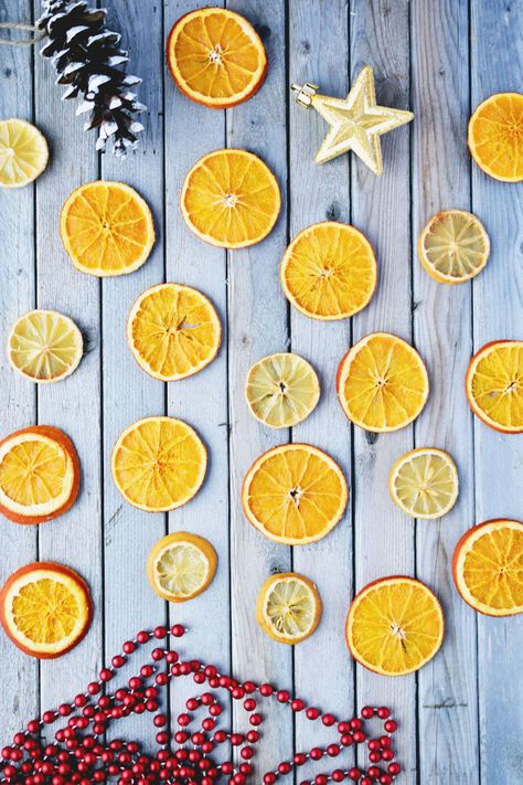 Lemon Garland, Eco Friendly Christmas Decorations, Lemon Crafts, Recipes Vintage, Garland Tutorial, Oranges Gift, Eco Friendly Christmas, Holiday Deco, Scandi Christmas