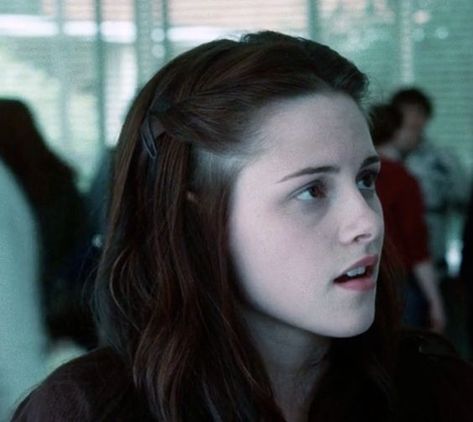 Bella Swan Hair, Edward Cullen Twilight, Bella Swan Aesthetic, Radio Active, Quick Hair Growth, Twilight 2008, Twilight Edward, Edward Bella, Bella Hair