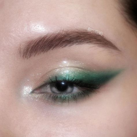 Christmas Eve Makeup, Eve Green, Green Eyeshadow Look, Make Up Kits, Štědrý Den, Eve Makeup, Makeup Inspired, Smink Inspiration, Green Makeup