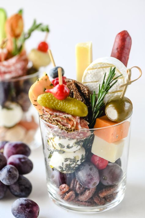 Cup Diy Ideas, Single Serve Charcuterie, Meat And Cheese Appetizers, Mother's Day Event, Individual Charcuterie, Appetizer Cups, Charcuterie Cups, Cup Diy, Cheese Appetizer